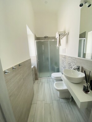 Rom – city | Bad | Dusj, regndusjhode, hårføner og bidé