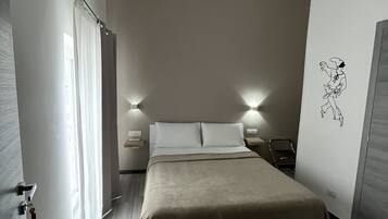 Eenvoudige kamer, 1 slaapkamer, uitzicht op de stad | 1 slaapkamer, luxe beddengoed, donsdekens