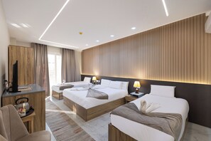 Hochwertige Bettwaren, Daunenbettdecken, Minibar, individuell dekoriert