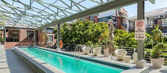 Artistic Spacious Luxury Loft, a 10 min. walk to V&A Waterfront & fine dining!