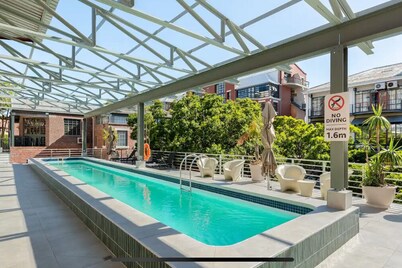 Artistic Spacious Luxury Loft, a 10 min. walk to V&A Waterfront & fine dining!