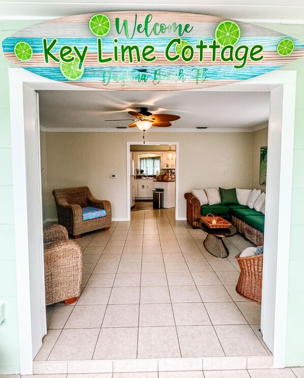 Interior - Key Lime Cottage - MINUTES from the beach, Ocean Center, Pictona & downtown!! (Daytona Beach)