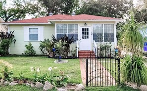 Exterior - Key Lime Cottage - MINUTES from the beach, Ocean Center, Pictona & downtown!! (Daytona Beach)