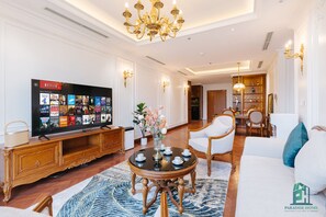 로열 아파트, 침실 2개, 욕조, 호숫가 | 거실 공간