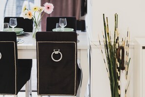 Micro-ondes, lave-vaisselle, cafetière/bouilloire
