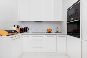 Microwave, dishwasher, coffee/tea maker, cookware/dishes/utensils - Stylish Apartment Nasypowa by Renters (Gdynia)