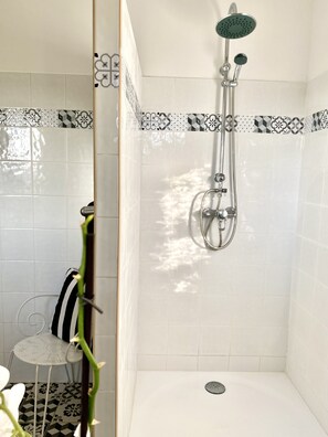 Shower - Guest suite in Mougins village. (Mougins)