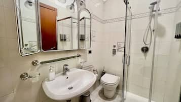 Dusche, Haartrockner, Bidet, Handtücher