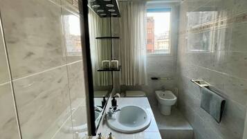 Dusche, Haartrockner, Bidet, Handtücher