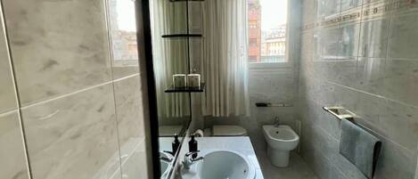 Douche, sĂšche-cheveux, bidet, serviettes fournies