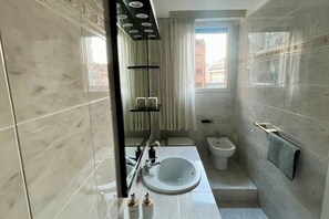 Een douche, een haardroger, een bidet, handdoeken