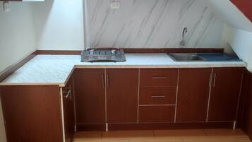 Dishwasher, cookware/dishes/utensils, spices, dining tables