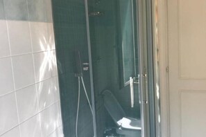 Chuveiro, secador de cabelo, bidê, toalhas de banho