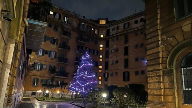Un immeuble à plusieurs étages doté de balcons et de fenêtres.