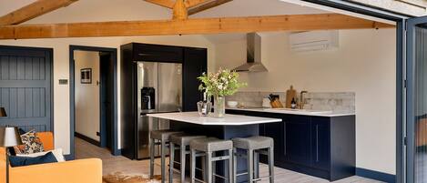 Réfrigérateur, four, lave-vaisselle, cafetière/bouilloire