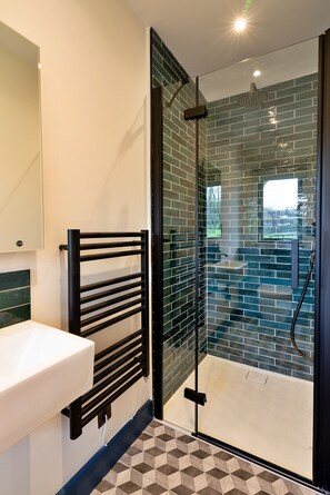 Shower, towels - The Stables at Lilac Cottage (Hawling)