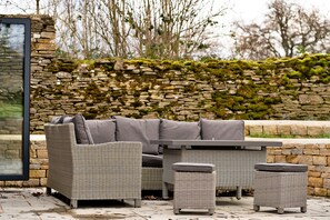 Outdoor dining - The Stables at Lilac Cottage (Hawling)