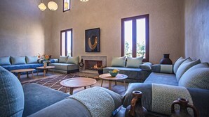 Ein modernes Wohnzimmer mit Kamin, Sofas und einem Couchtisch.