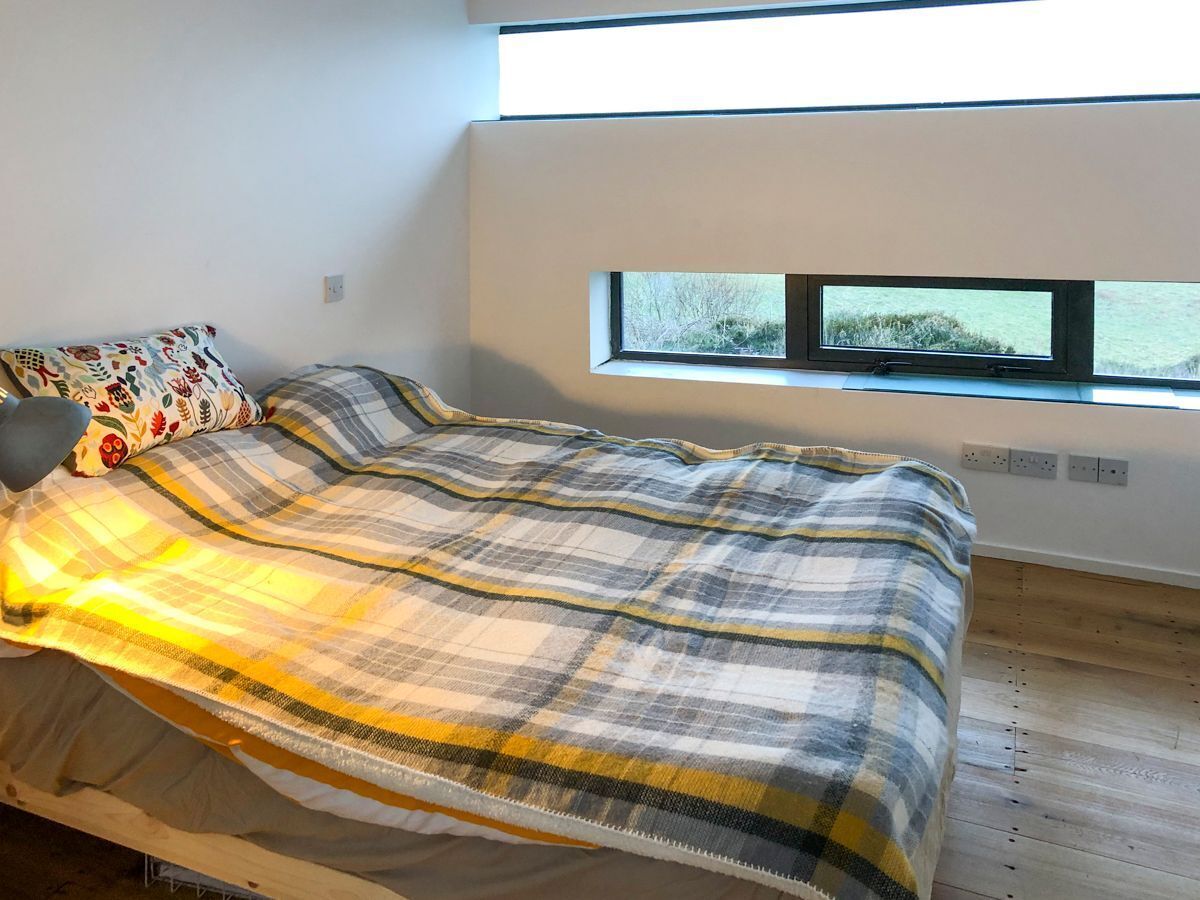 3 bedrooms, iron/ironing board, internet, bed sheets