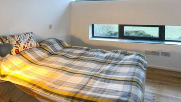 3 bedrooms, iron/ironing board, internet, bed sheets