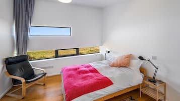 3 bedrooms, iron/ironing board, internet, bed sheets