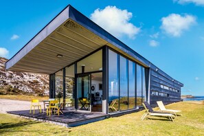 Outdoor dining - Tuath na Mara - Three Bedroom Villa, Sleeps 9 (Doagh Beg)