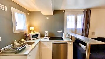 Réfrigérateur, micro-ondes, plaque de cuisson, cafetiÚre/bouilloire