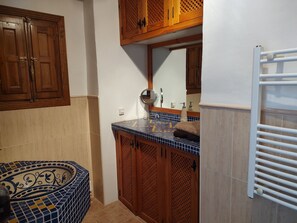 Asciugacapelli, asciugamani, sapone, carta igienica