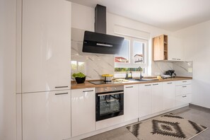 Fridge, oven, stovetop, dishwasher