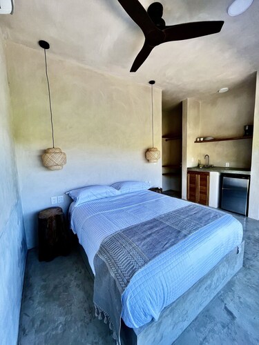 Turquoise Suite: Serene Queen Comfort with Ocean Views at La Joya
