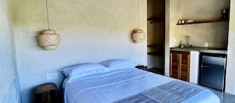 Turquoise Suite: Serene Queen Comfort with Ocean Views at La Joya