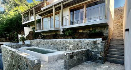 Turquoise Suite: Serene Queen Comfort with Ocean Views at La Joya