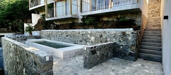 Turquoise Suite: Serene Queen Comfort with Ocean Views at La Joya