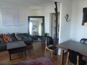 Bücher, Stereoanlage, Computerbildschirme