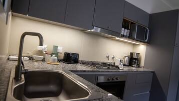 Microondas, horno, placa de cocina