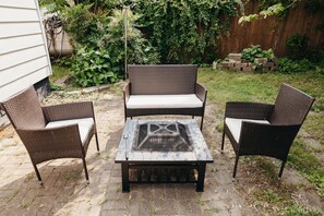 Property grounds - Beautiful Home in Historic Waterfront District, Walk to Downtown! (Cambridge)