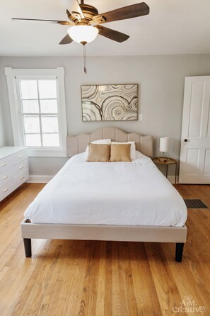 3 bedrooms, WiFi, bed sheets - Beautiful Home in Historic Waterfront District, Walk to Downtown! (Cambridge)