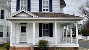 Exterior - Beautiful Home in Historic Waterfront District, Walk to Downtown! (Cambridge)