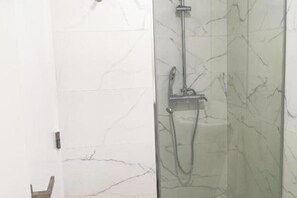 Dusche, umweltfreundliche Kosmetikartikel, Haartrockner, HandtĂŒcher
