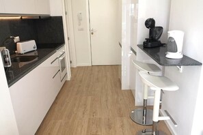 Frigorifero, microonde, forno, piano cottura