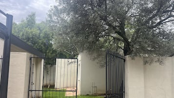 Casa de campo conforto, 1 quarto, vista para o jardim, no piso térreo | Área de estar | TV de tela plana 32 polegadas com canais a cabo, Netflix