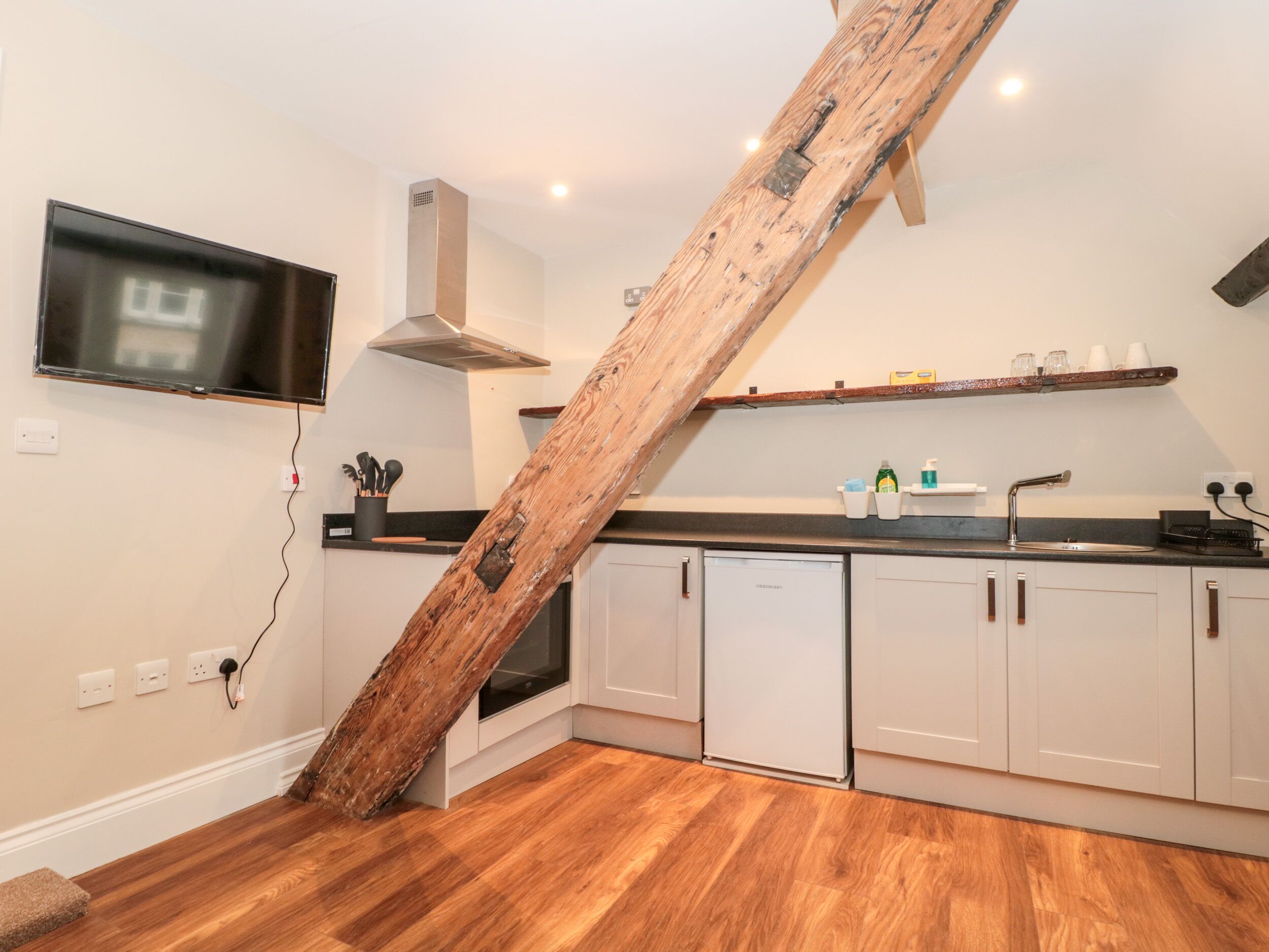 Refrigerador, tetera eléctrica, tostadora y utensilios de cocina 