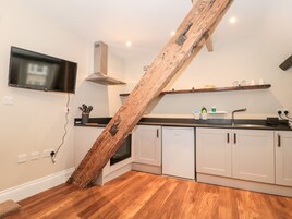 Refrigerador, tetera/pava eléctrica, tostadora, utensilios de cocina