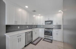 Fridge, microwave, oven, stovetop - The Eden - Beachfront  (Long Beach)