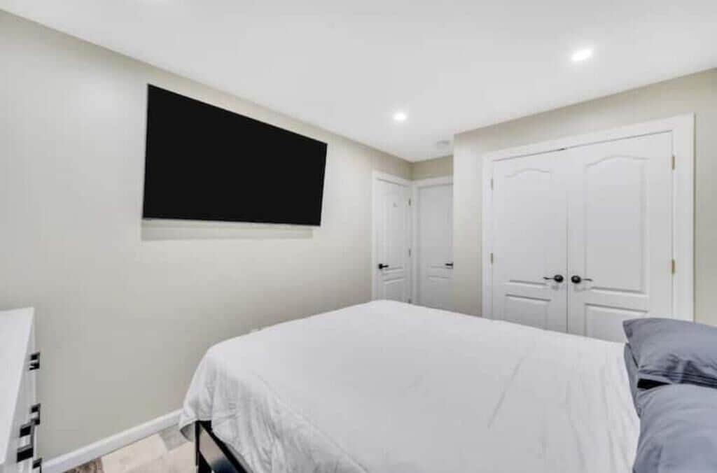 3 bedrooms, iron/ironing board, WiFi, bed sheets