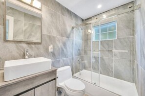 Secadora de cabello, toallas, jabón, papel de baño 