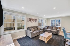 Living area - Ocean Cove (East Atlantic Beach)