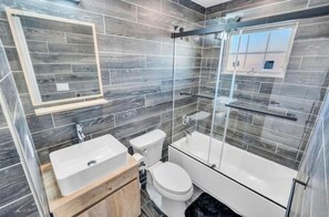 Haartrockner, Handtücher, Toilettenpapier