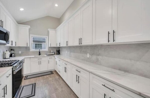 Fridge, microwave, oven, stovetop - Sunset Palazzo (Long Beach)