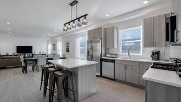 Refrigerador, microondas, horno y parrilla de estufa